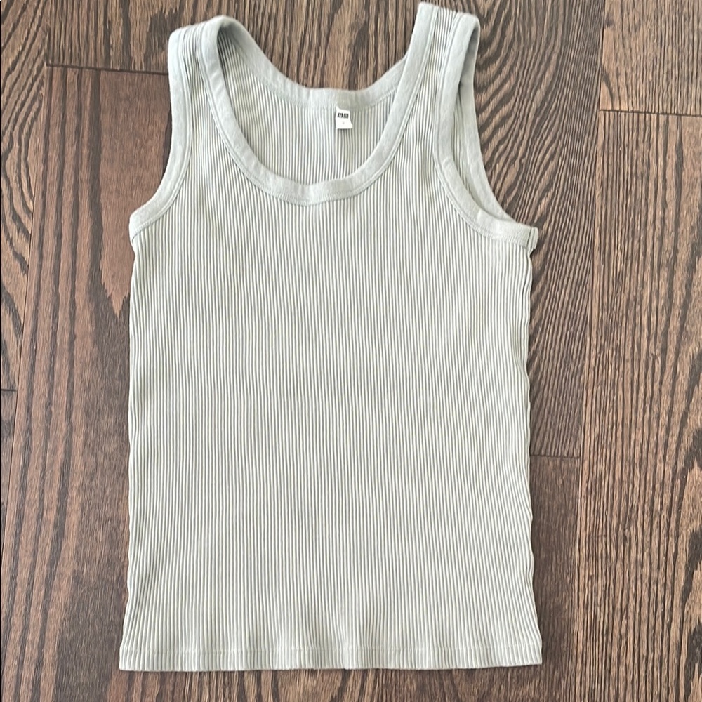 Ribbed Uniqlo tank top in dark greenish/gray colour